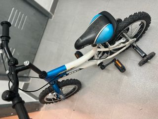 Bicicleta infantil azul y blanca