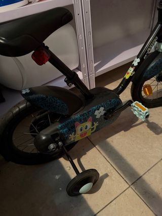 Bicicleta infantil con ruedines