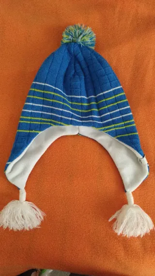 Gorro infantil orejeras y pompón