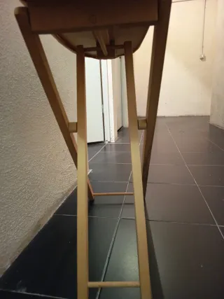 Plancha de juguete rosa y tabla de planchar.