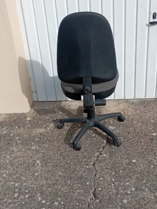 Silla de oficina giratoria con ruedas