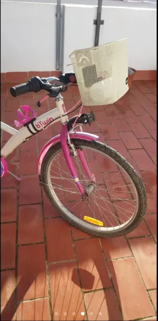 Bicicleta infantil rosa y blanca