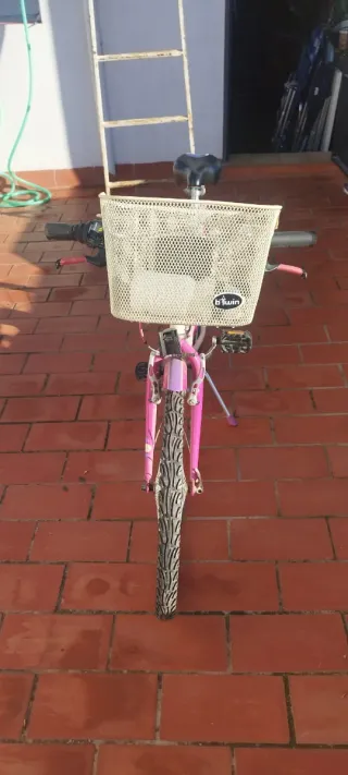 Bicicleta infantil rosa y blanca