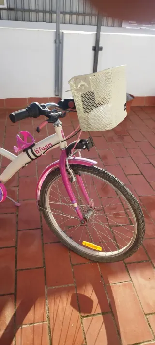 Bicicleta infantil rosa y blanca