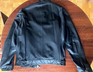 Cazadora de piel negra