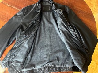 Cazadora de piel negra