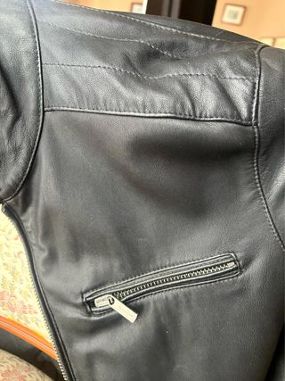 Cazadora de piel negra