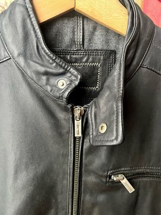 Cazadora de piel negra