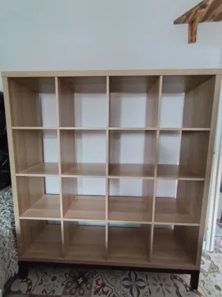 Estantería Kallax 16 huecos IKEA con patas