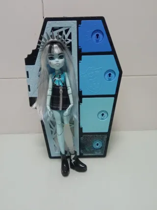 Muñeca Monster High con Armario Ataúd