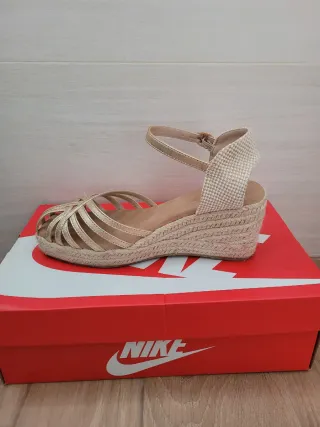 Sandalias de esparto con cuña doradas