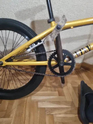 Bicicleta BMX dorada