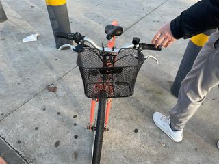 Bicicleta infantil naranja con cesta 24”