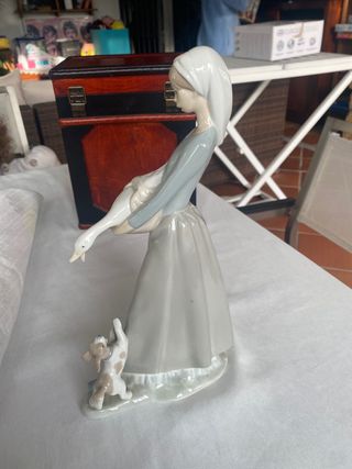 Porcelana Lladro Mujer con Ganso y Perro