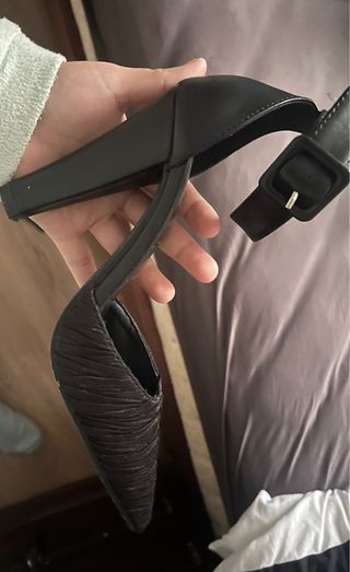 Zapatos de tacón negros con pulsera