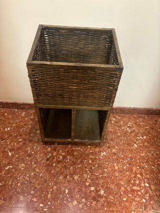 Mueble de mimbre y madera oscuro