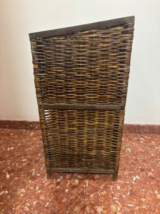 Mueble de mimbre y madera oscuro