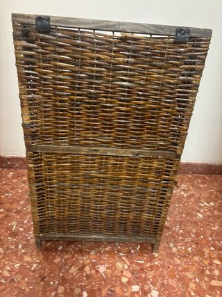 Mueble de mimbre y madera oscuro