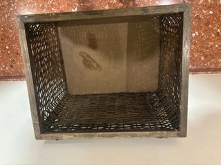 Mueble de mimbre y madera oscuro