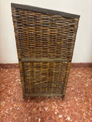 Mueble de mimbre y madera oscuro