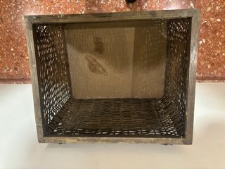 Mueble de mimbre y madera oscuro