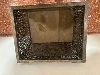 Mueble de mimbre y madera oscuro