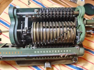 Calculadora Mecánica Minerva Antigua