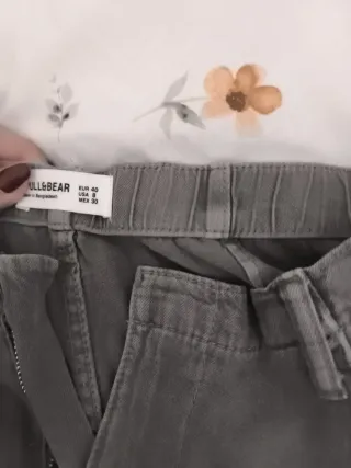 Pantalones Pull and Bear grises anchos