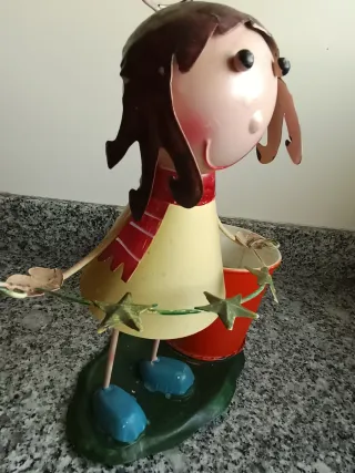 Porta macetas muñecas decorativa metal esmaltado.