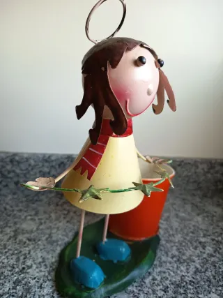 Porta macetas muñecas decorativa metal esmaltado.