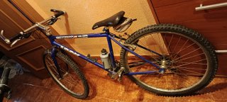 Bicicleta de montaña azul