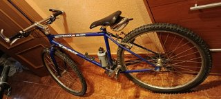 Bicicleta de montaña azul