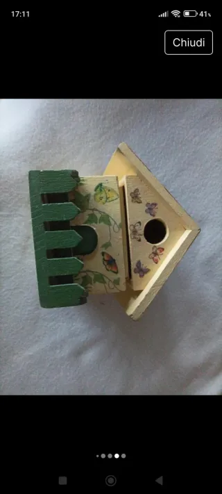 Casetta in legno decorata con farfalle