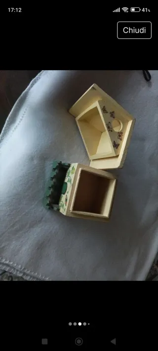 Casetta in legno decorata con farfalle