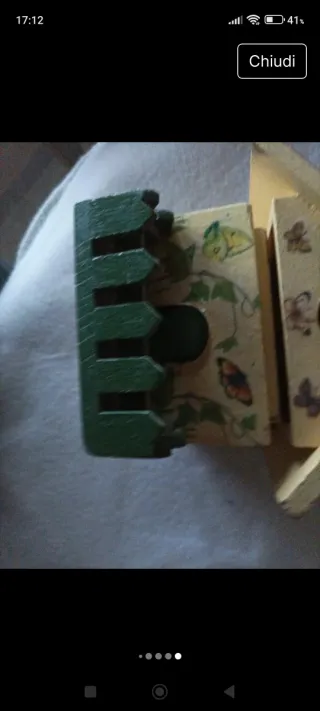 Casetta in legno decorata con farfalle