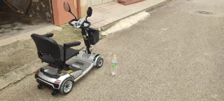Scooter eléctrico, con extras como dos espejos