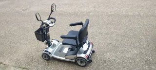 Scooter eléctrico, con extras como dos espejos