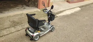 Scooter eléctrico, con extras como dos espejos