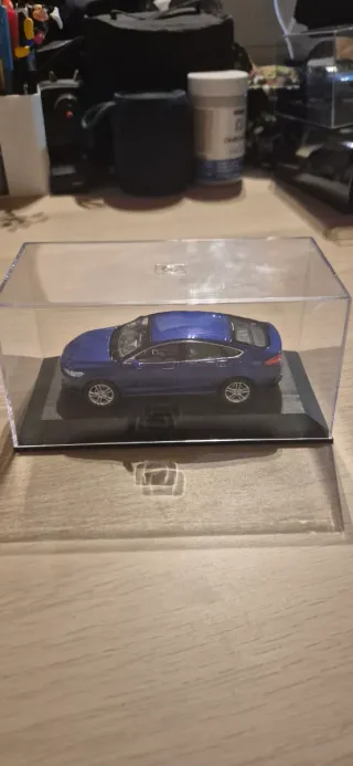 Coche miniatura Ford Mondeo azul Norev