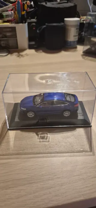 Coche miniatura Ford Mondeo azul Norev