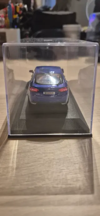 Coche miniatura Ford Mondeo azul Norev