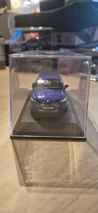 Coche miniatura Ford Mondeo azul Norev