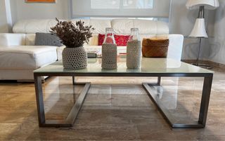 Mesa baja y vitrina copas cristal y metal