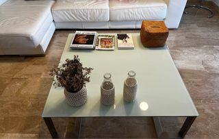 Mesa baja y vitrina copas cristal y metal