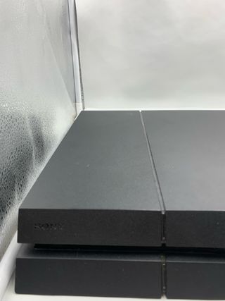 PS4 (PlayStation 4) Negra + Mando Rojo