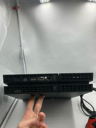 PS4 (PlayStation 4) Negra + Mando Rojo