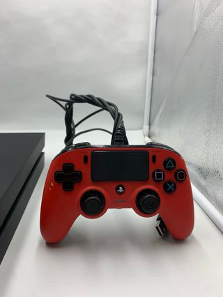 PS4 (PlayStation 4) Negra + Mando Rojo
