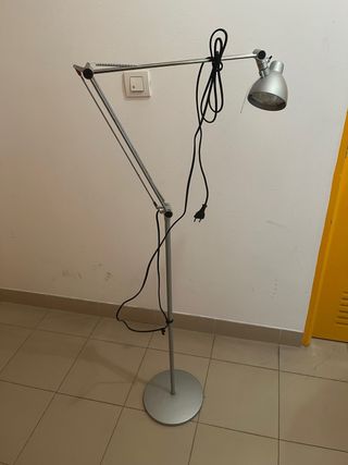 Lámpara de pie flexible plateada