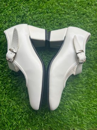 Zapatos Sevillanas INFANTIL Blancos de marca. T.26