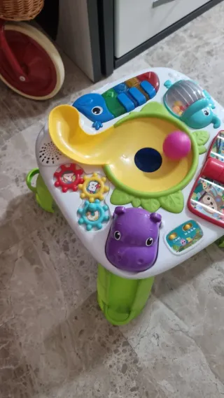 Mesa de actividades infantil